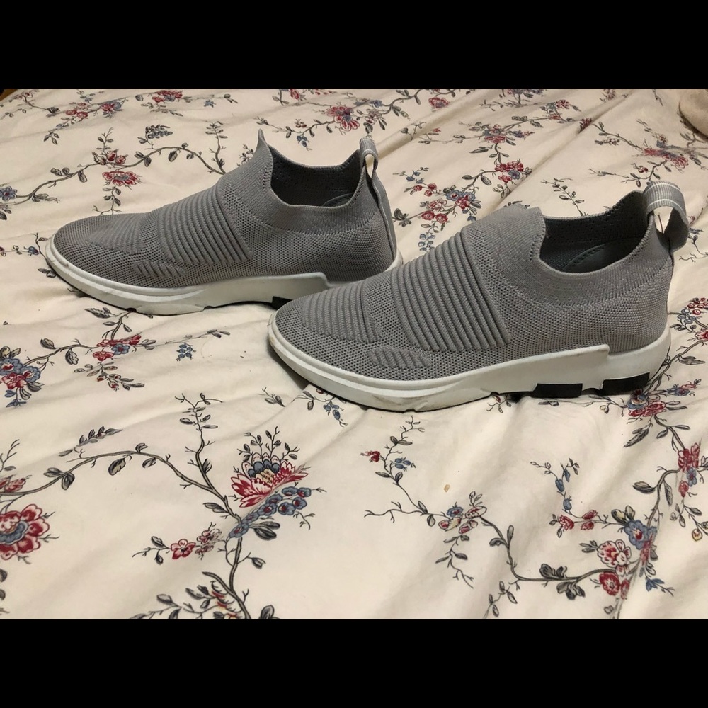 Tennis shoes